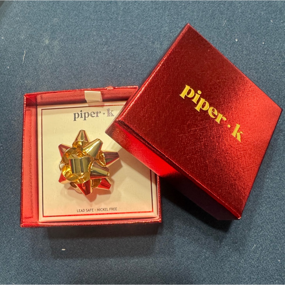 Piper K Gold Gift Bow RingFABULOUS FUN& FESTIVE!!
Comes in red gift box 🎁